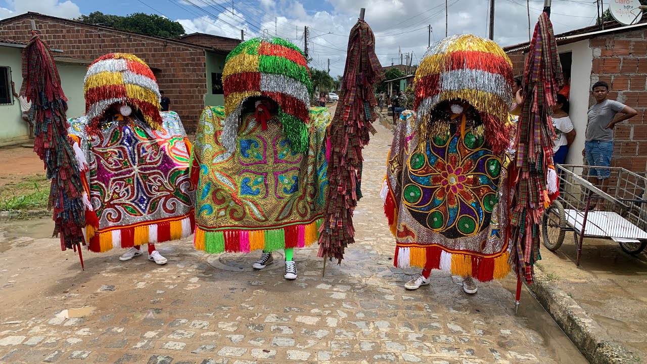 SAÍDA DE CASA DO MESTRE CABOCLO DODÓ E SEUS FILHOS JUININHO E PEDRINHO DO MARACATU PANTERA NOVA
