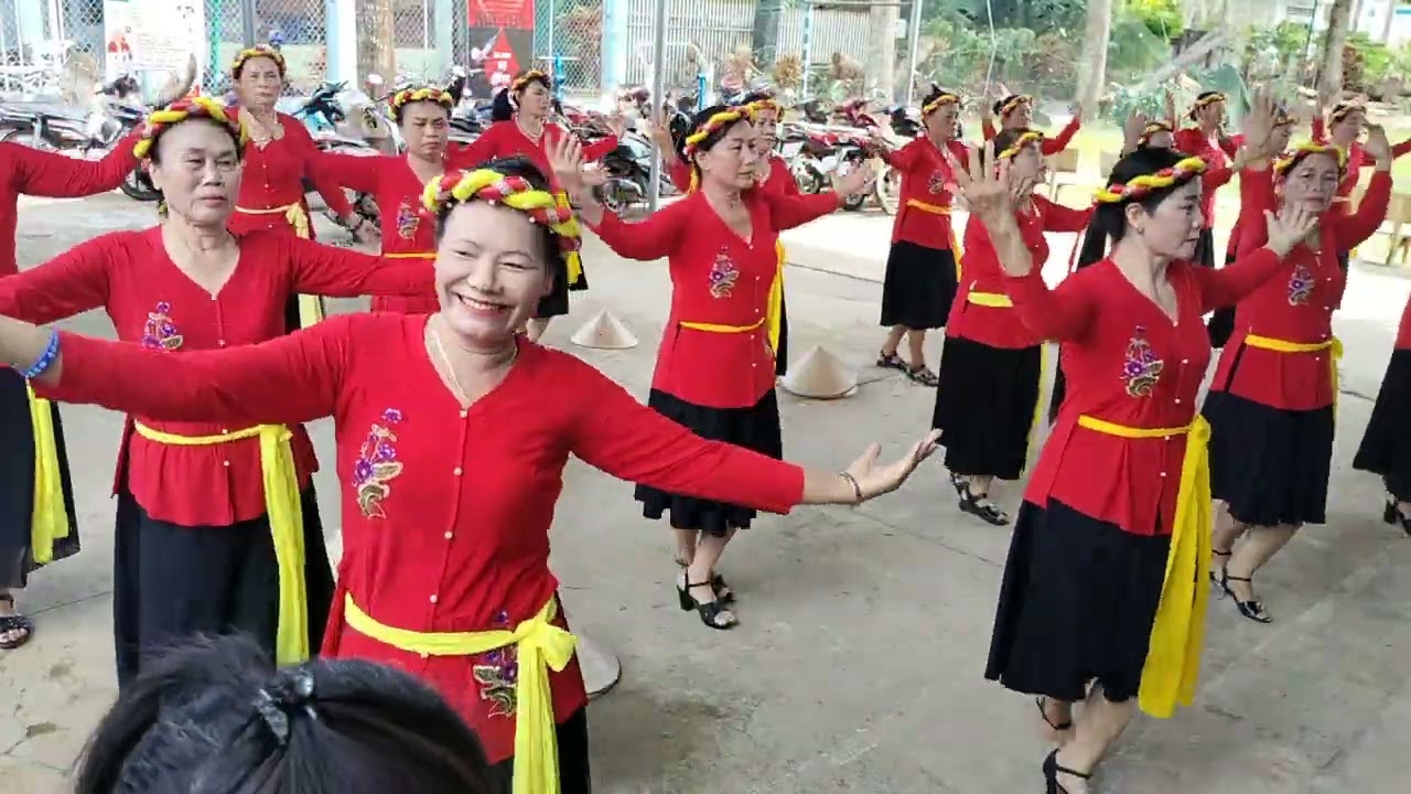 @ múa bài ca năm tấn CLB dân vũ ấp 1