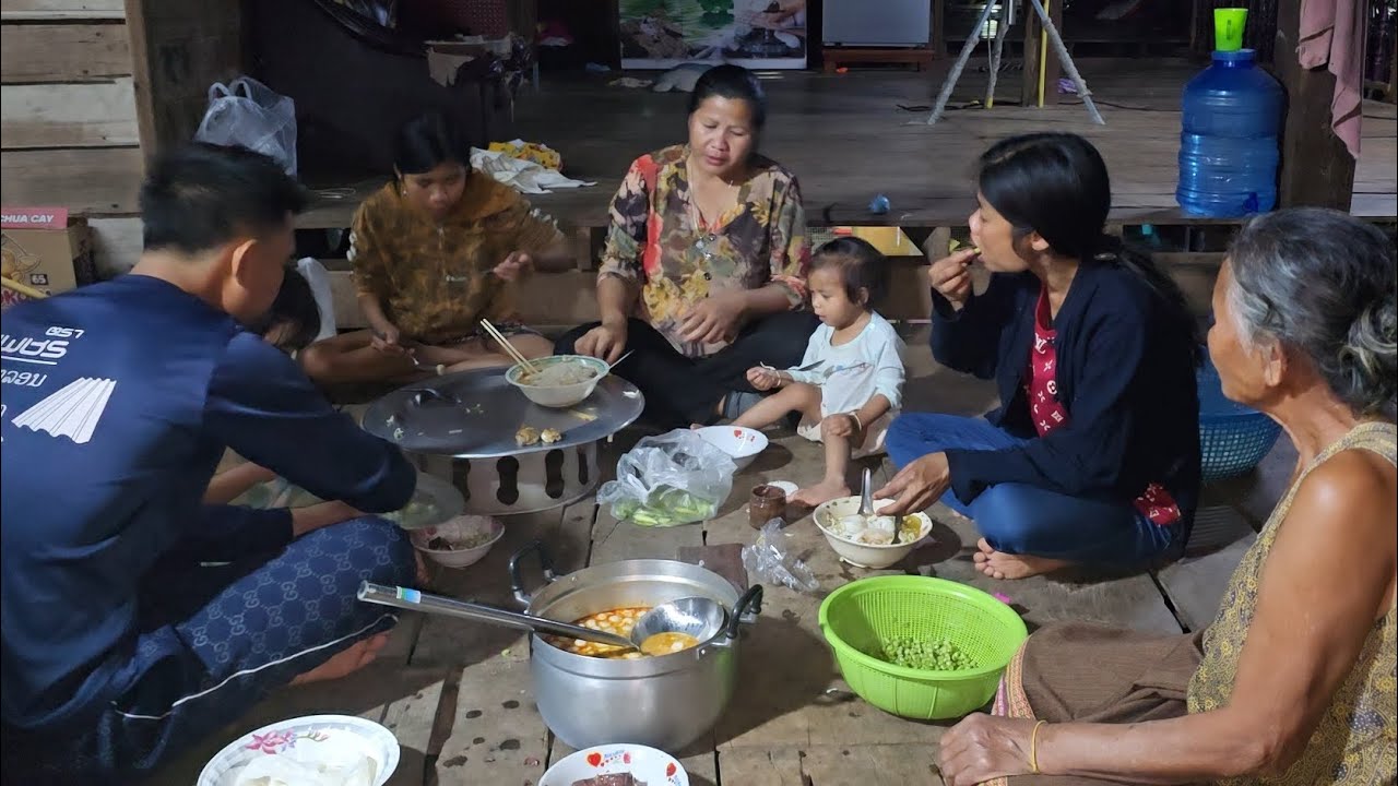 ล้อมวงกินข้าวปุ้นวุ้นวายคักทังกินทังแล่นบักหมำจนบ่อก้าขึ้นเฮือนยายเงิงย้านยูกิ่