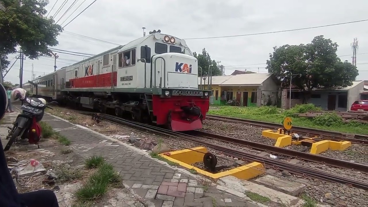 KA 209 Mutiara Timur SBI-KTG ft CC 201 52 PWT Berangkat Stasiun Probolinggo 