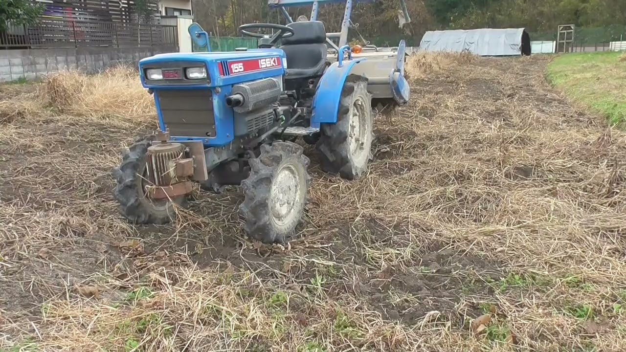 雑草まみれになってしまった大豆畑を仕方がないので耕うんしました💦耕運機のロータリーに草が絡まって大変な事になりました！何でも最初が肝心ですね．．．