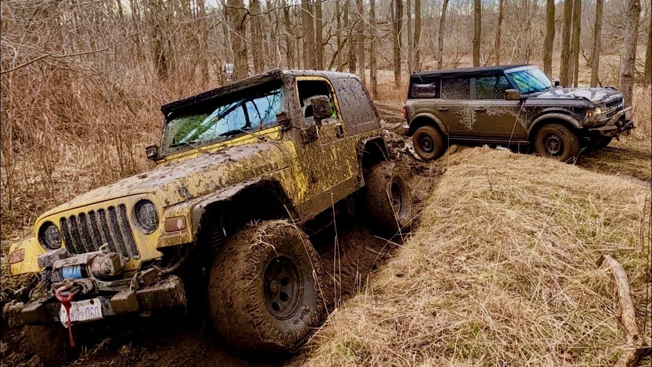 Полная передача через грязевые ямы и подъемы на холмы на Jeep TJ