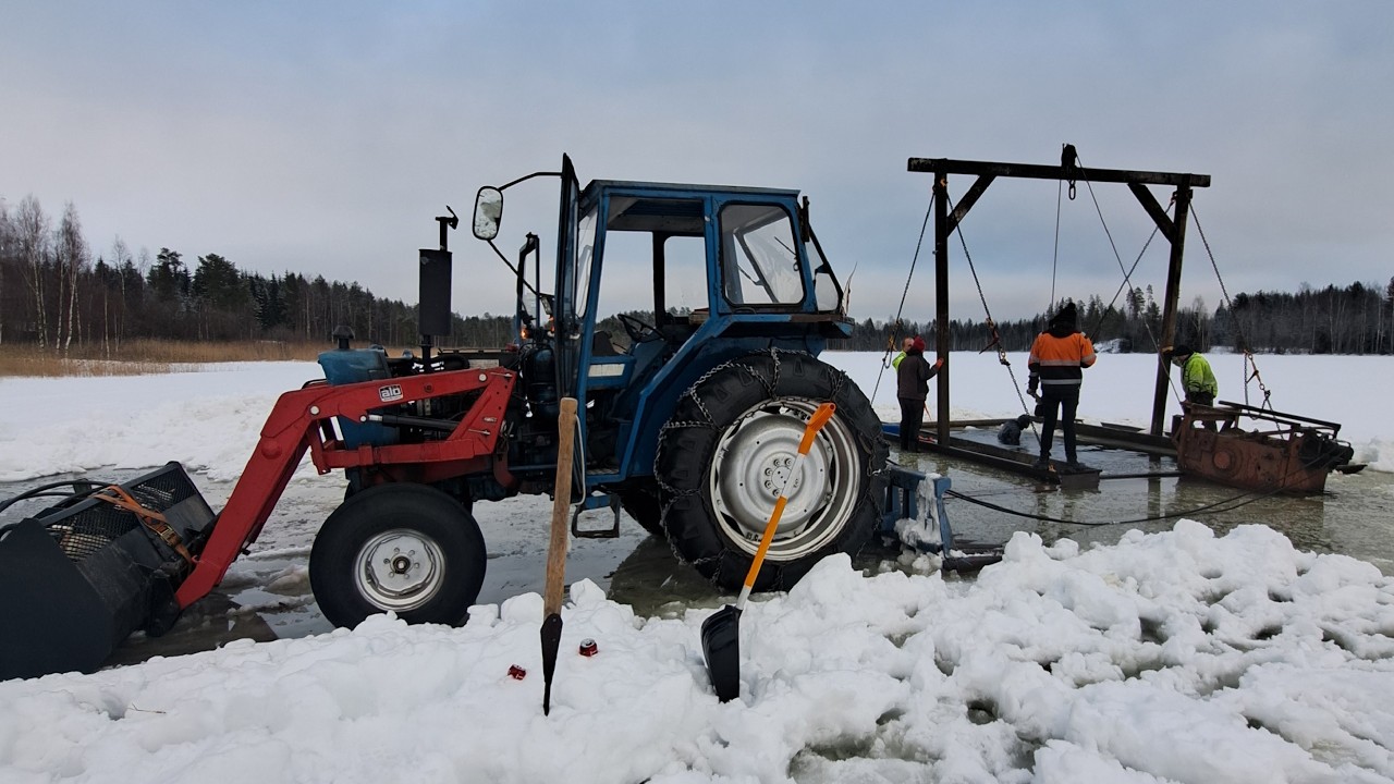 Järveen vajonnut traktori - valmistellaan nostoa