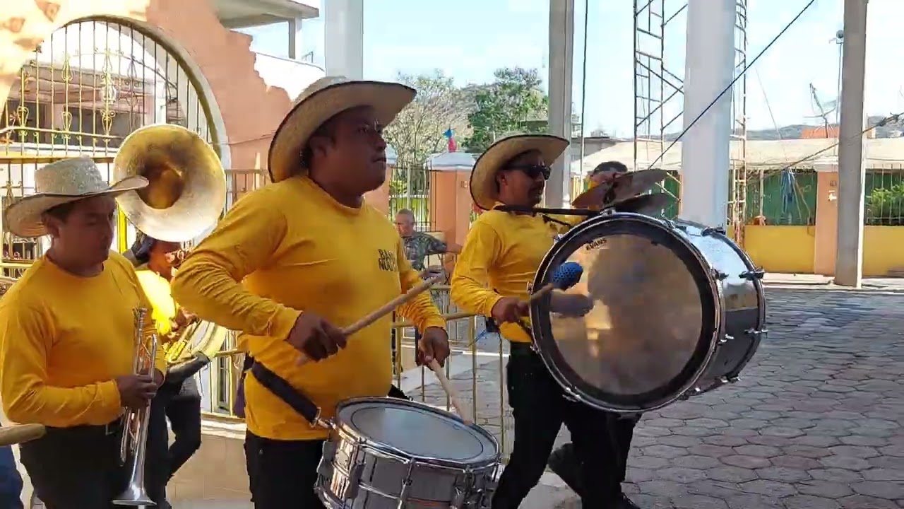 asi reciben al ......TROMPETISTA ALEGRE Y SU BANDA ÑUU SAVI .......en san juan Trujano