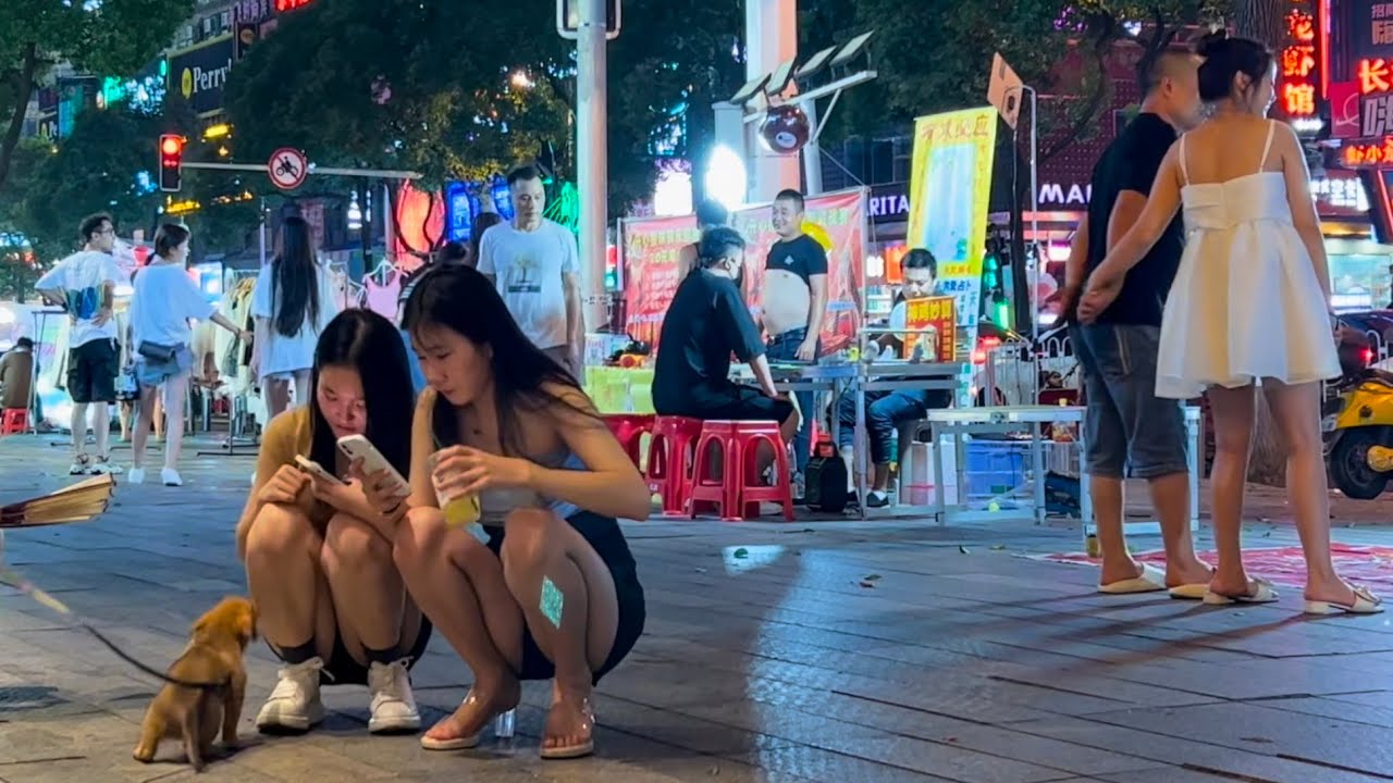 4K街拍中国长沙 美女看到小狗狗就走不动路了 [4K Dolby Vision] Healing Time walking China