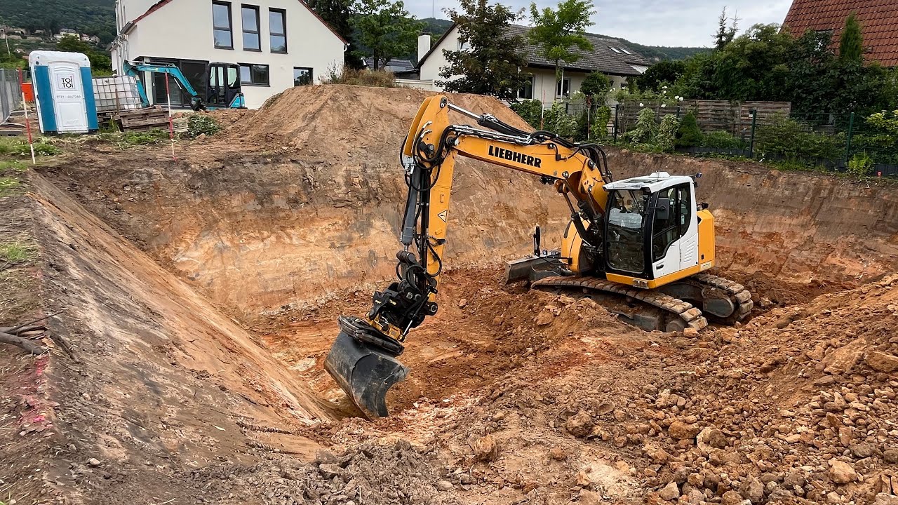 Liebherr R 914 Compact Tiltrotator basement excavation