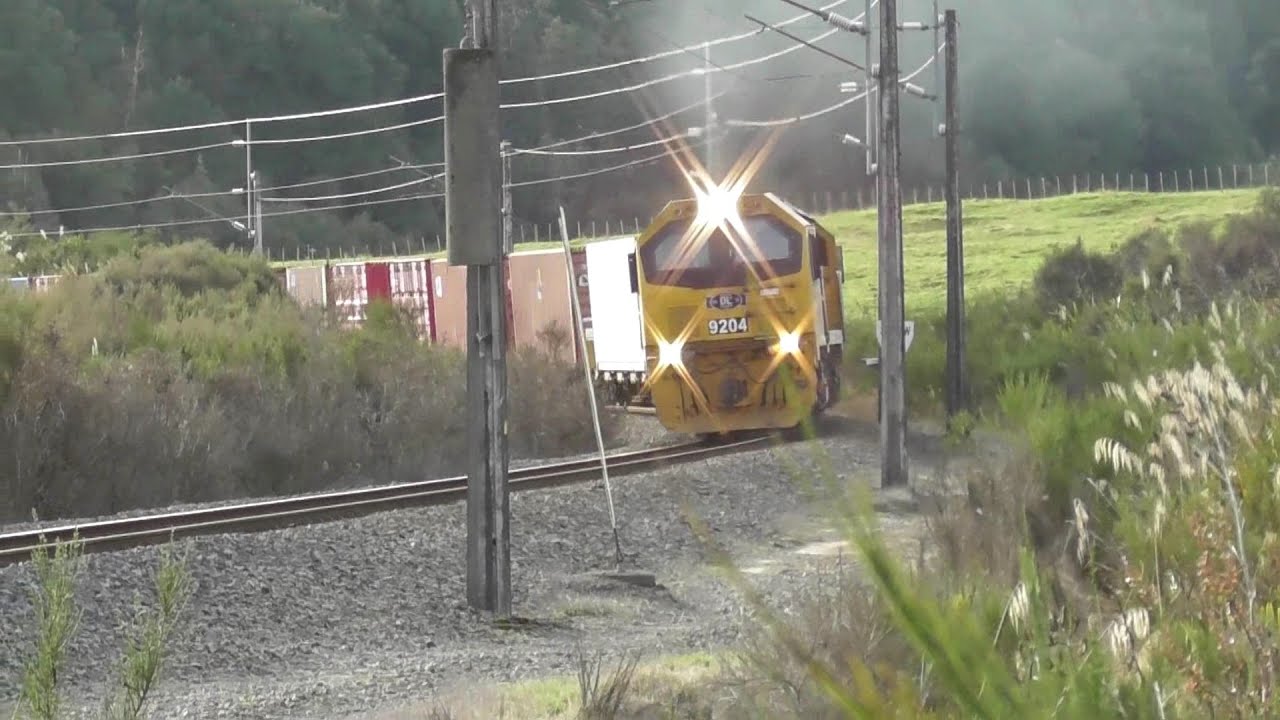 DL9204 and DL9256 at full power climbing the Raurimu Spiral