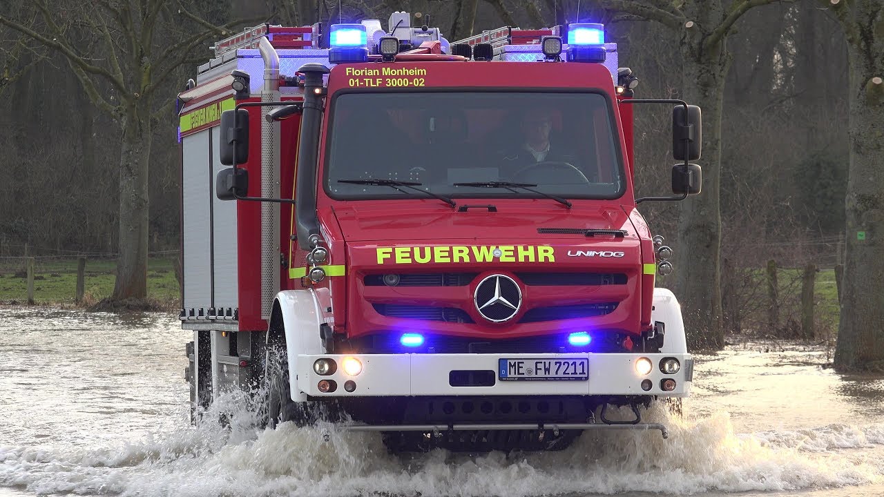 [RHEIN-HOCHWASSER IN MONHEIM] - Erkundungsfahrt der Feuerwehr mit dem neuen Unimog TLF3000 -
