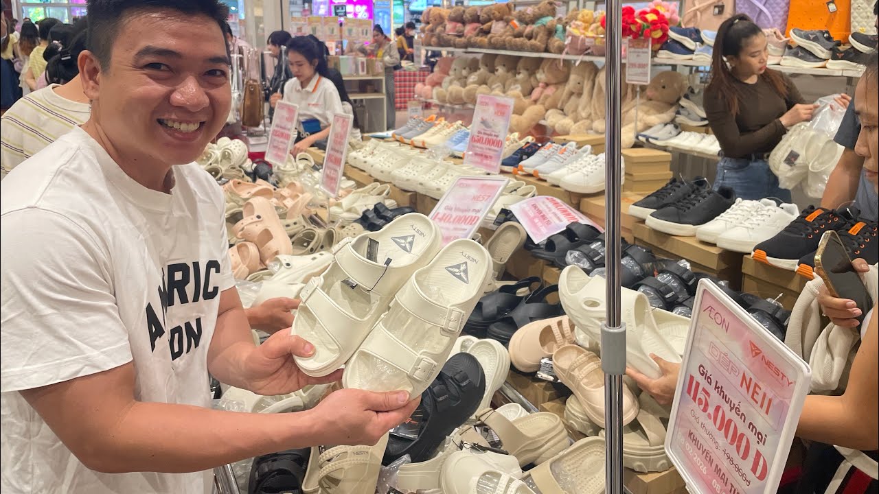 Bà Con Đông Nghẹt SIÊU THỊ HÀNG XỊN Giảm 50% Túi Xách, Giày Dép, Đồng Hồ