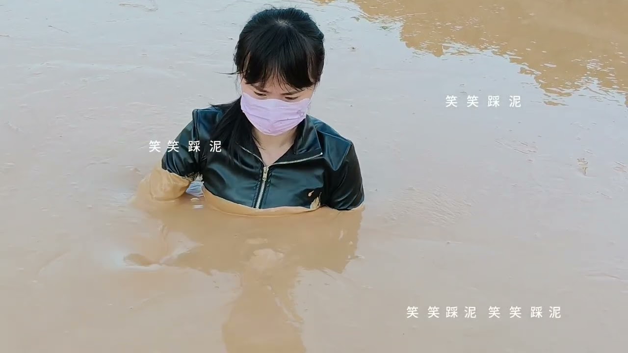 225期，Black patent leather thigh-high high heels sinking into the mud