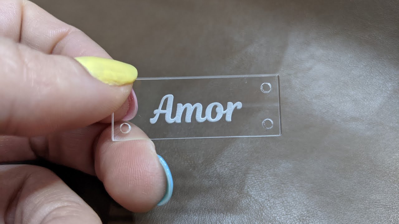 Etiquetas em acrílico transparente