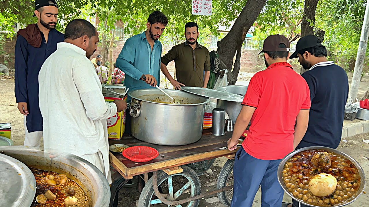 150/- Rs PUNJABI PAKISTAN STREET FOOD DESI NASHTA 😍 CHANA CHOLAY BREAKFAST - BEST PEOPLE'S REACTION
