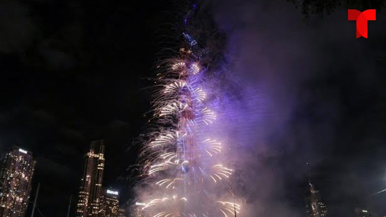 Dubái recibe el Año Nuevo con fuegos artificiales en el Burj Khalifa | Telemundo Entretenimiento