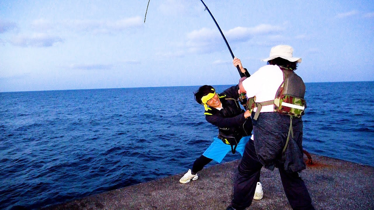 【奇跡映像】堤防から巨大マグロをなんと【２匹】釣り上げた！！！！！【八丈島♯3】
