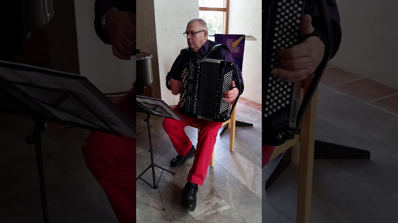 Leif Landtborg spelar Leylas vaggvisa på barnbarnet Agnes dop