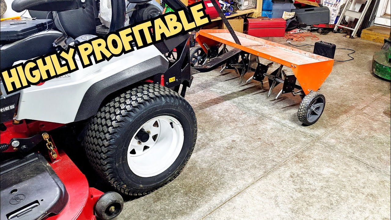 Аэрация и уход за газоном с помощью аэратора AgriFab, устанавливаемого за рулём.