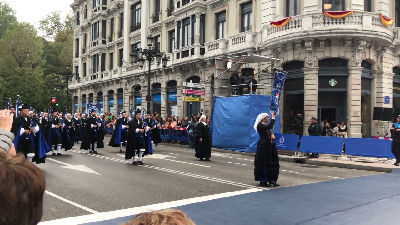 Llegada de la Banda de Gaitas Ciudad de Oviedo al Teatro Campoamor