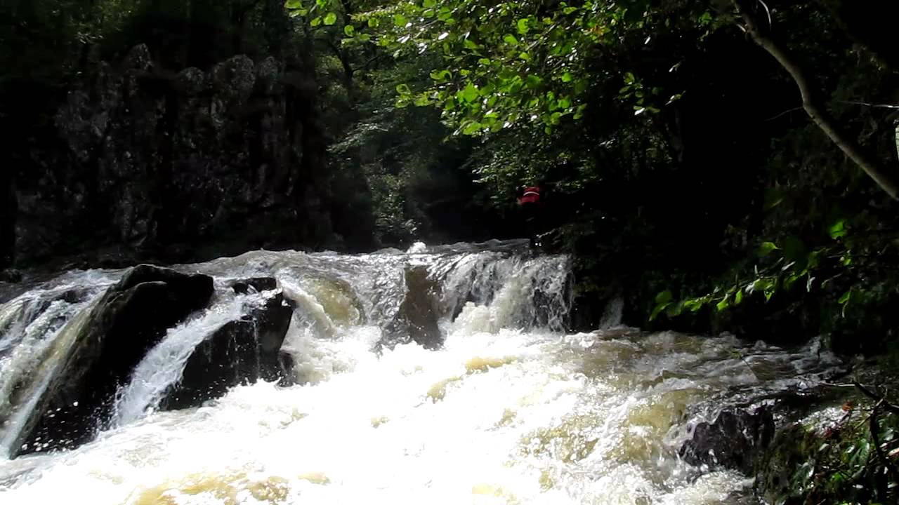 Kayakiste passant le Saut du Gouloux sur la Cure