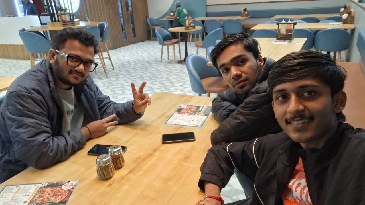 Friends Ke Saath Mall Vlog 😍