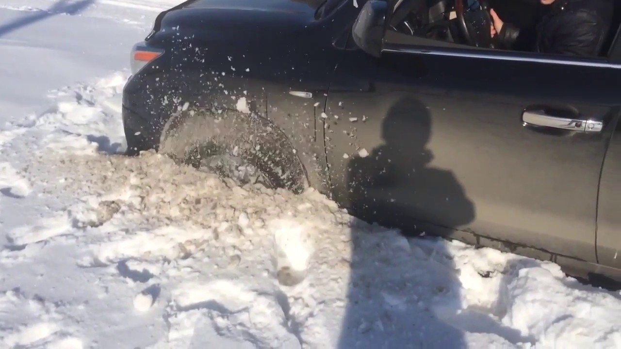 Lexus LX 570 stuck in snow