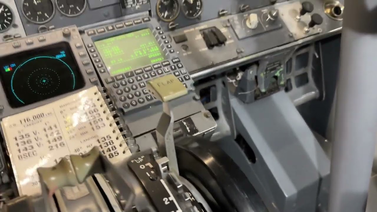 Boeing 737-300 Alert sounds