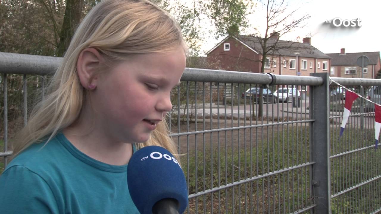 Nationale buitenlesdag; leerlingen Johan Frisoschool in Rijssen rekenen, tekenen en gymmen buiten