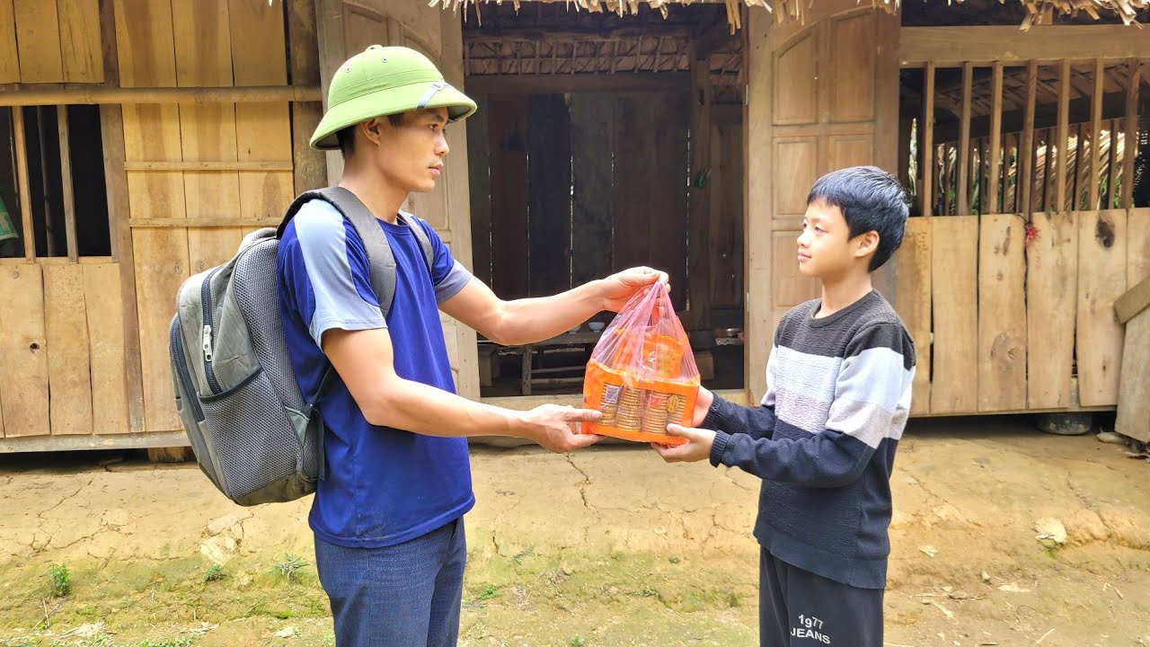 Police officer Hưng decided to temporarily put his work aside to return home and take care of Dat.