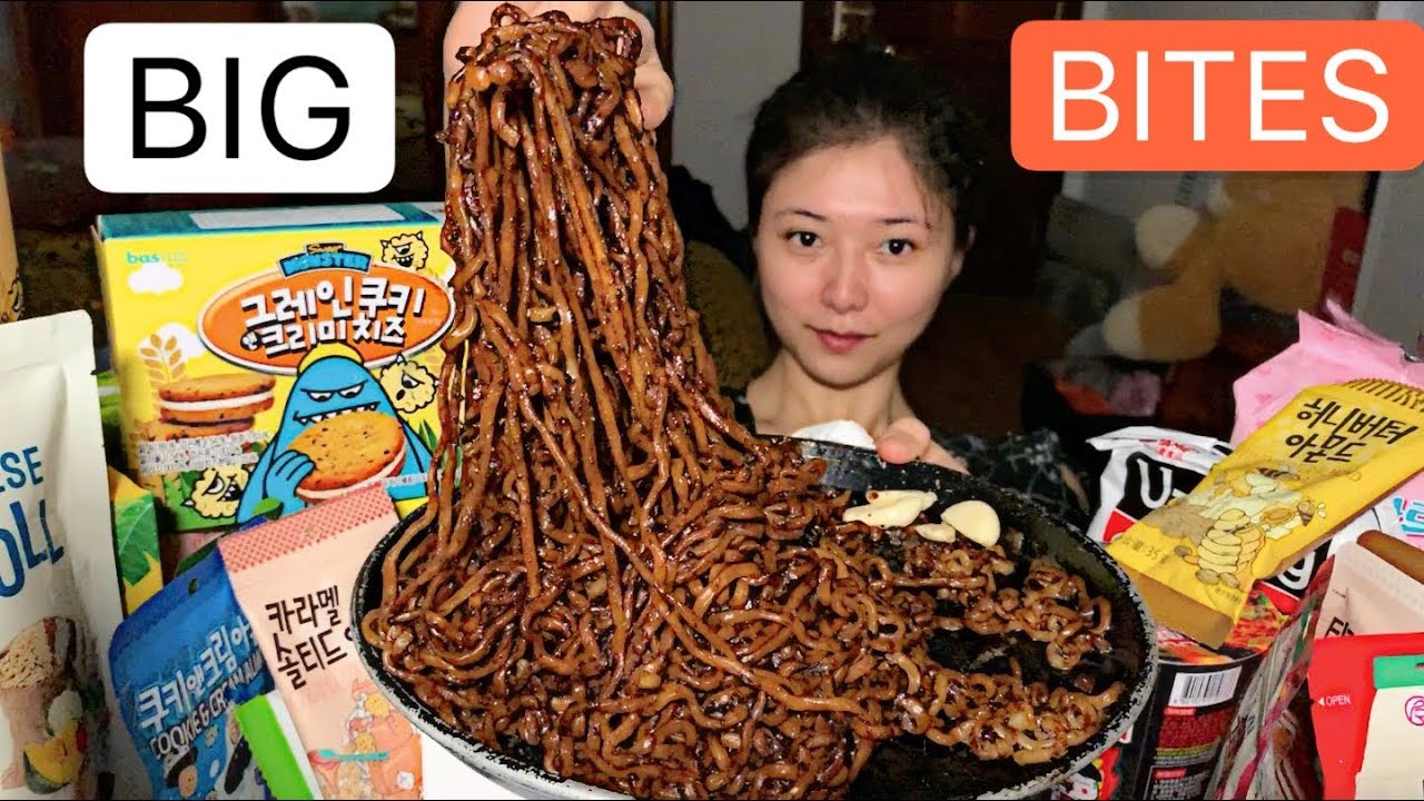 [Mukbang] Black Bean Noodle Big Bites, w 18 kinds Korean Snacks (jajangmyeon)【吃播】大口吃炸酱面，配18种韩国零食