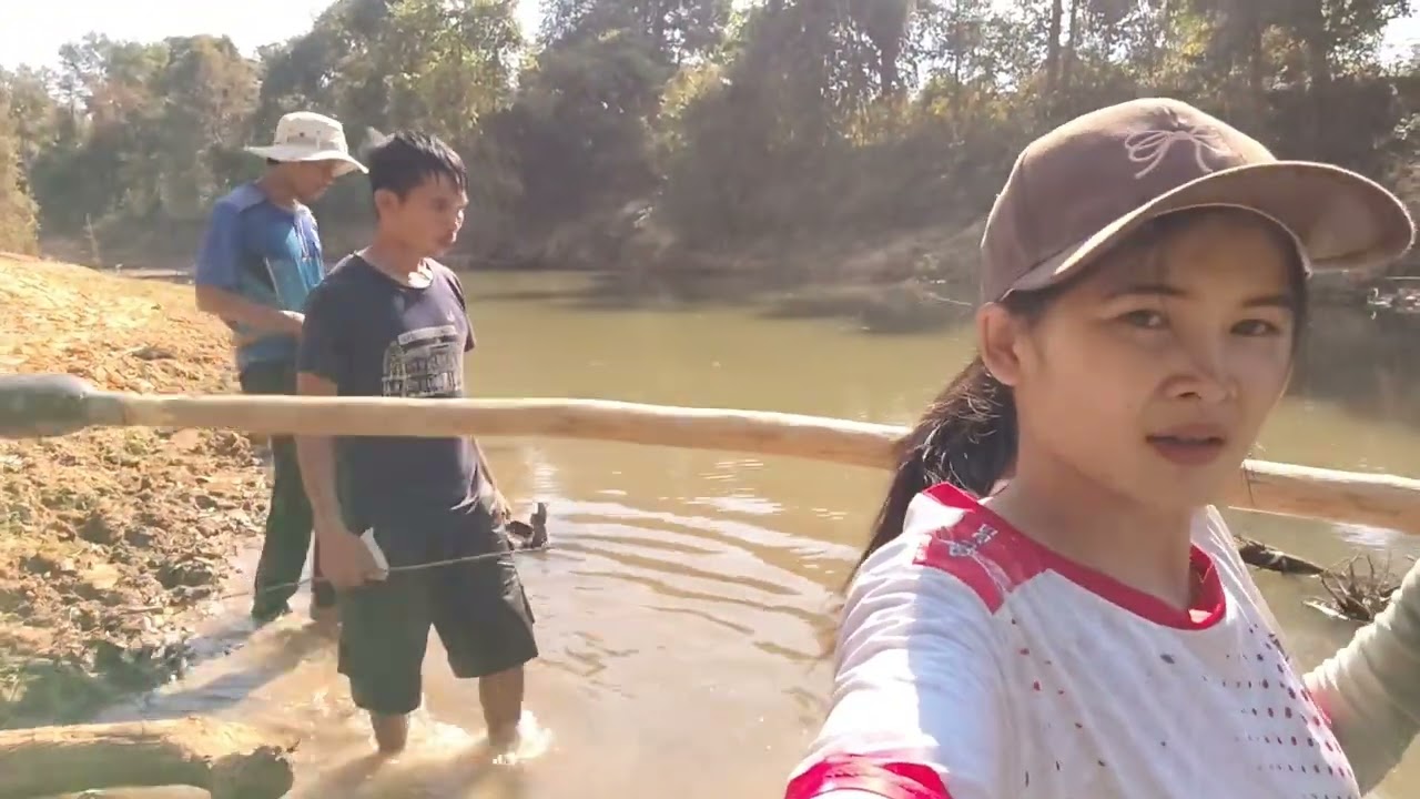 ลงหากินตามห้วยกับพรานใหญ่//ລົງຫາກິນຕາມຫ້ວຍກັບພານໃຫຍ່//Phurda ภูรดา สาวลาว🇱🇦