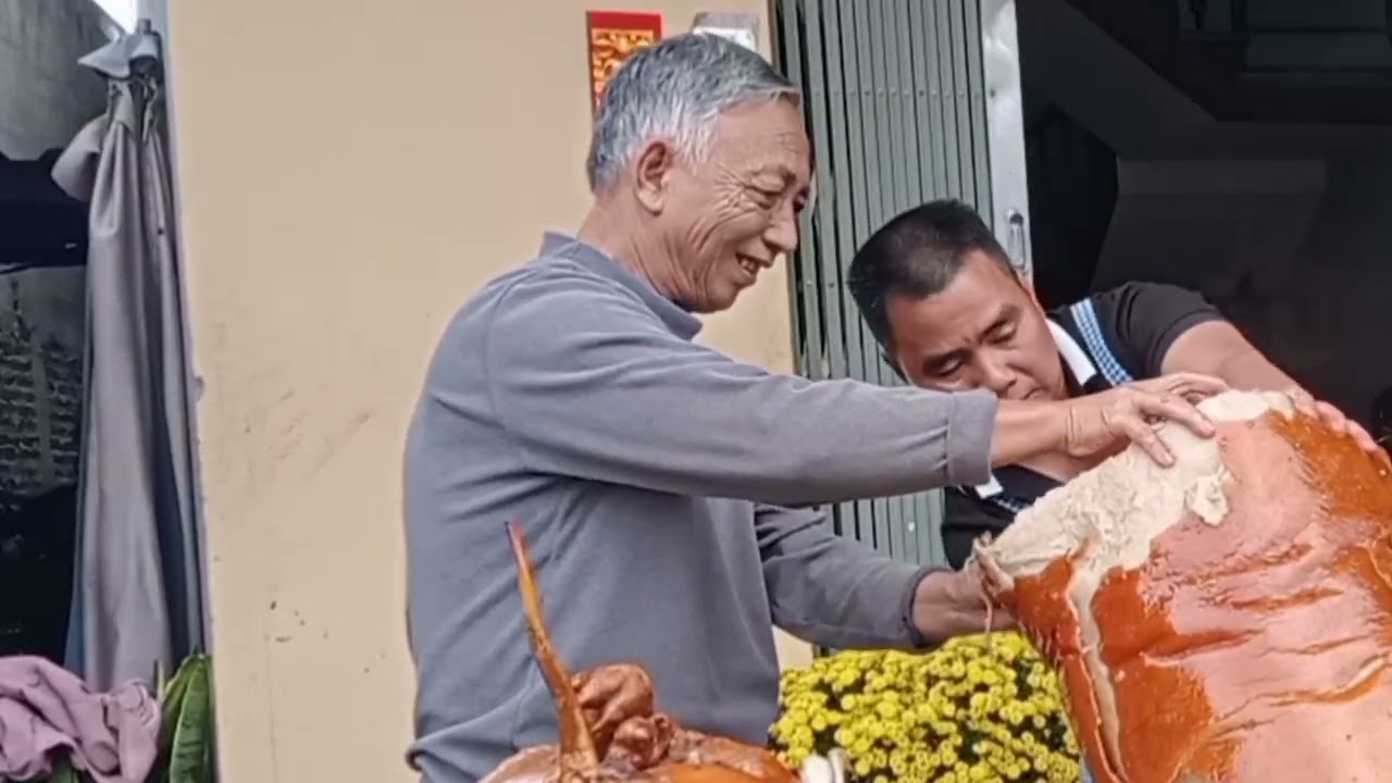 Thịt lợn quay đặc sản tại xã chiến thắng 