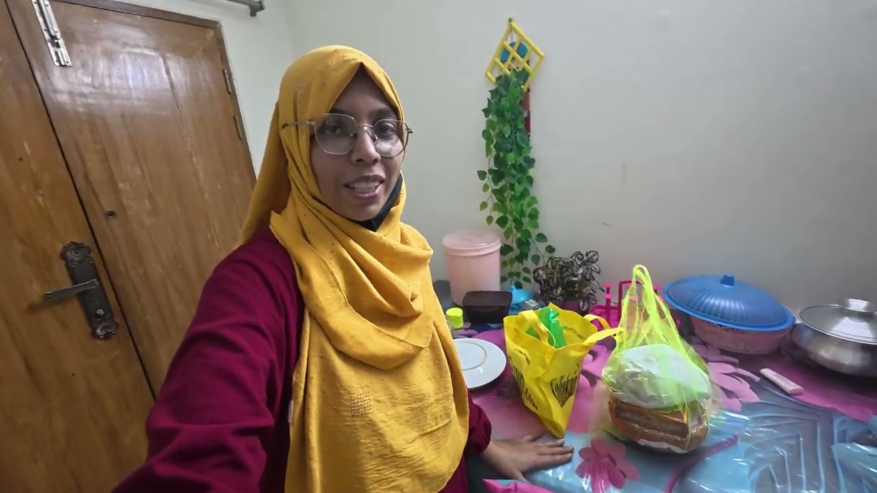 ইফতারের টেবিলে দই গরুর মাংস ও গরম গরম হালিম।”