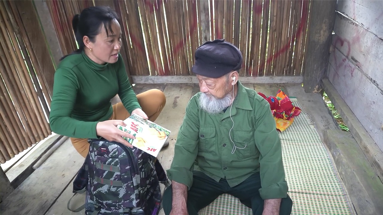 Girl Visits And Helps 88-Year-Old Man Repair His Dilapidated House