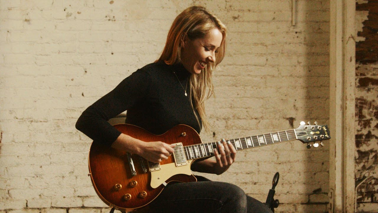 Arianna Powell Performs with the Heritage Custom Core H-150 Artisan Aged