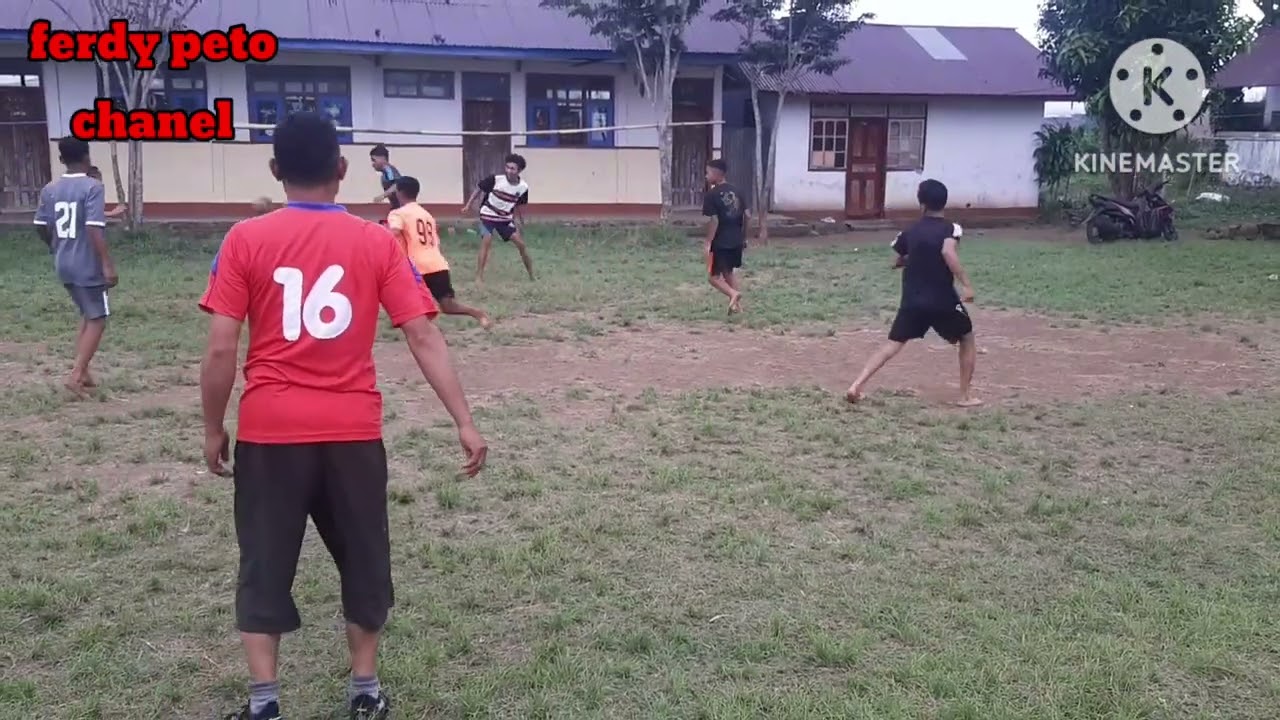Seru banget....ONYO bermain bola kaki bersama teman sekolah SD nya dulu...##