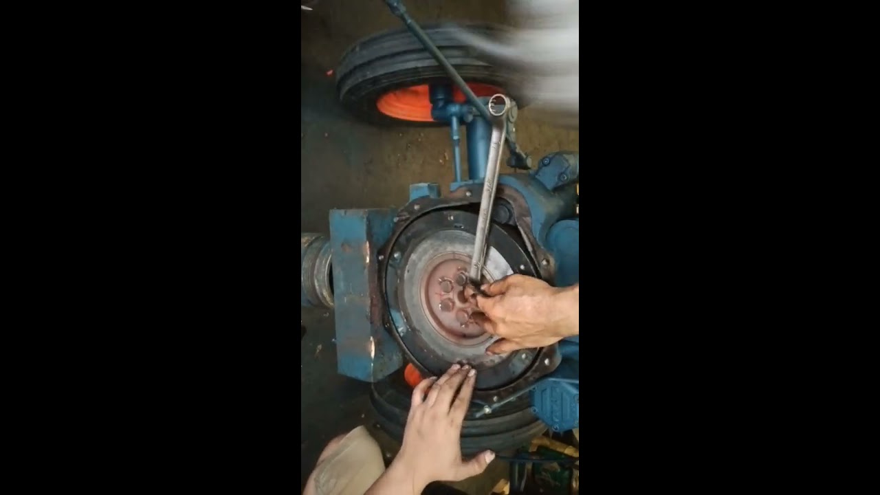FLYWHEEL oil seal replacement, installed pressure plate and clutch disk.kubota L1801