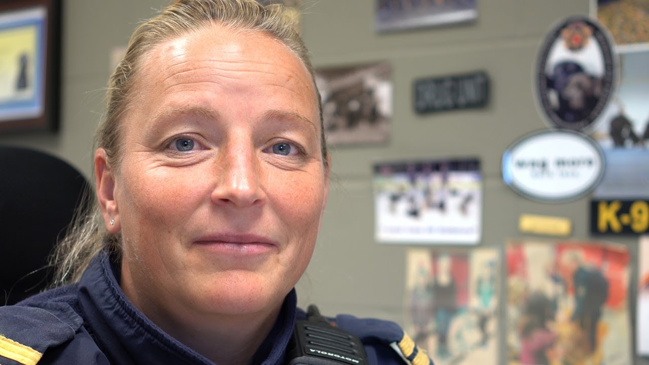 Brandy, agente correctionnelle, et Buddy, chien détecteur