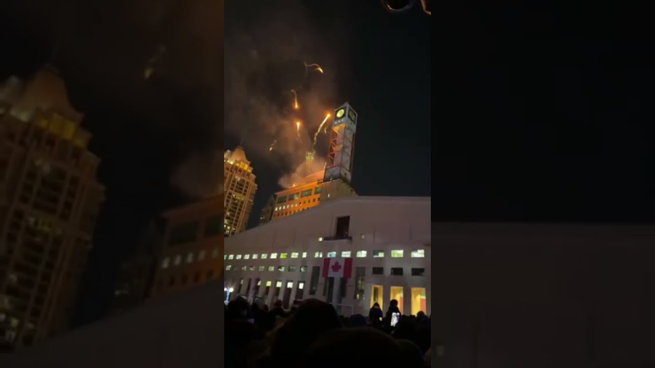 Happy New Year from Canada🇨🇦| Live Fireworks 🎆| Pakistani Mom Vlogger#HappyNewYear  #CanadaFireworks