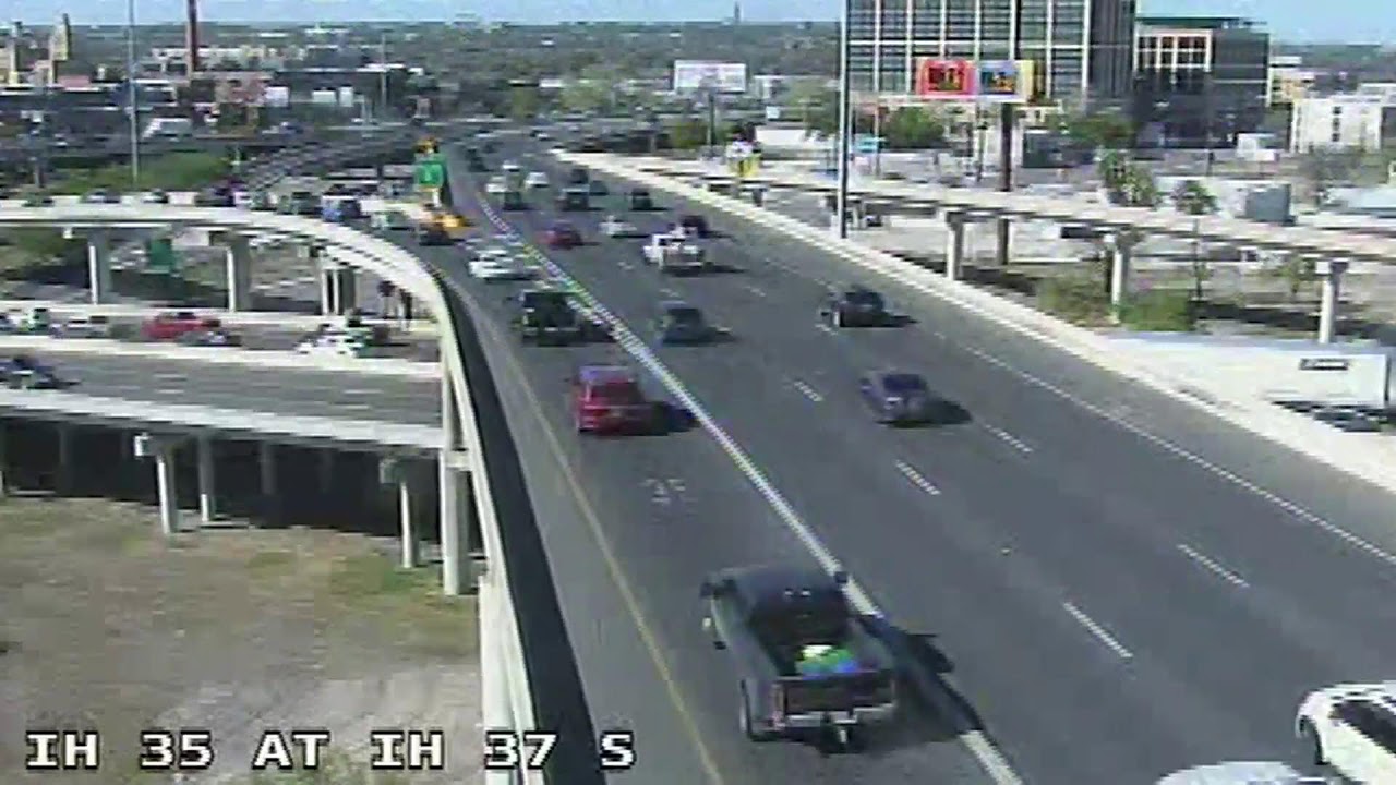 LIVE | I-35 South closed near I-37 due to 18-wheeler crash