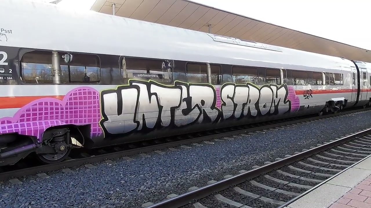 4 ICE 4 , einer davon mit passendem Graffiti ( Bahnhof Kassel - Wilhelmshöhe )