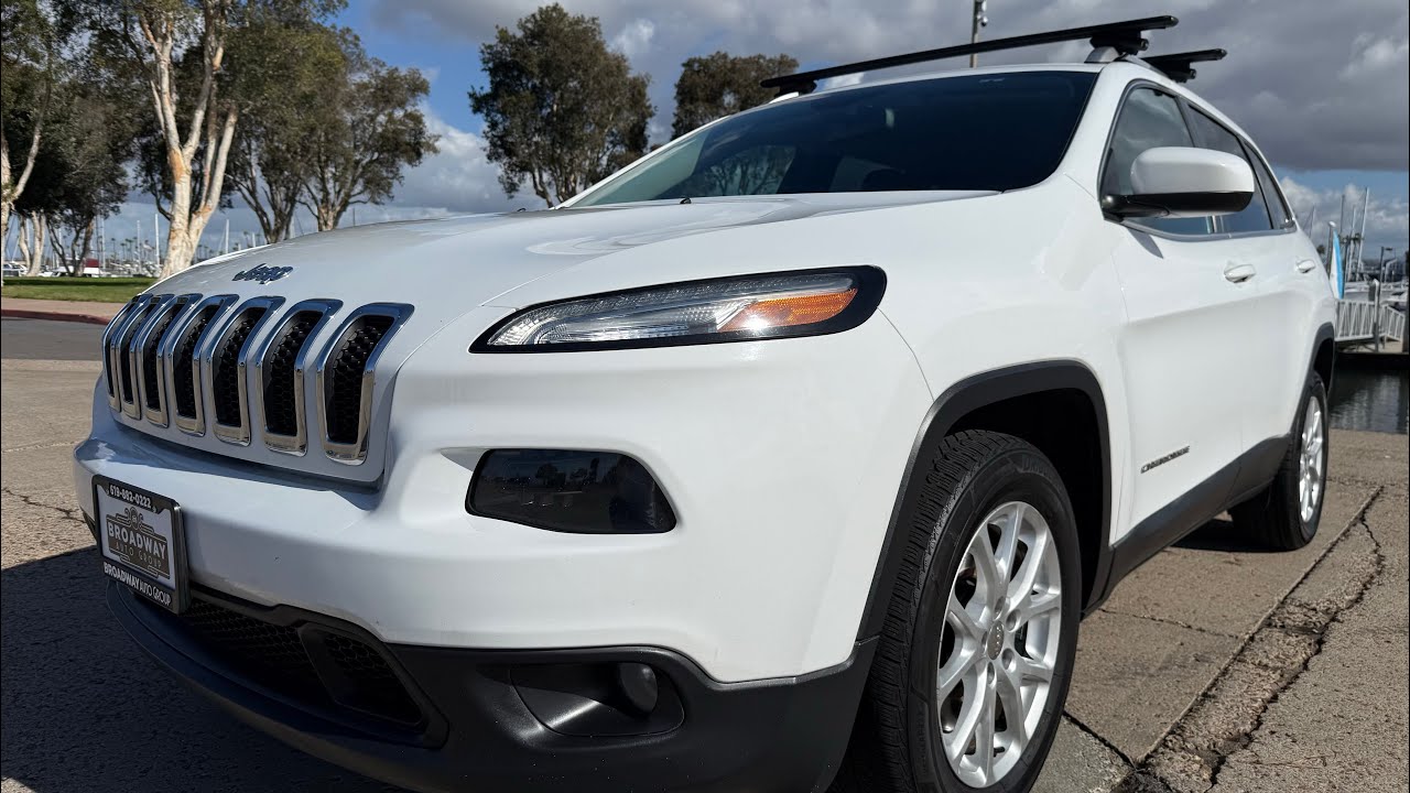 2015 Jeep Cherokee Latitude “Bike Racks” “CARFAX” “Backup Camera” - $5,999 (Chula Vista)