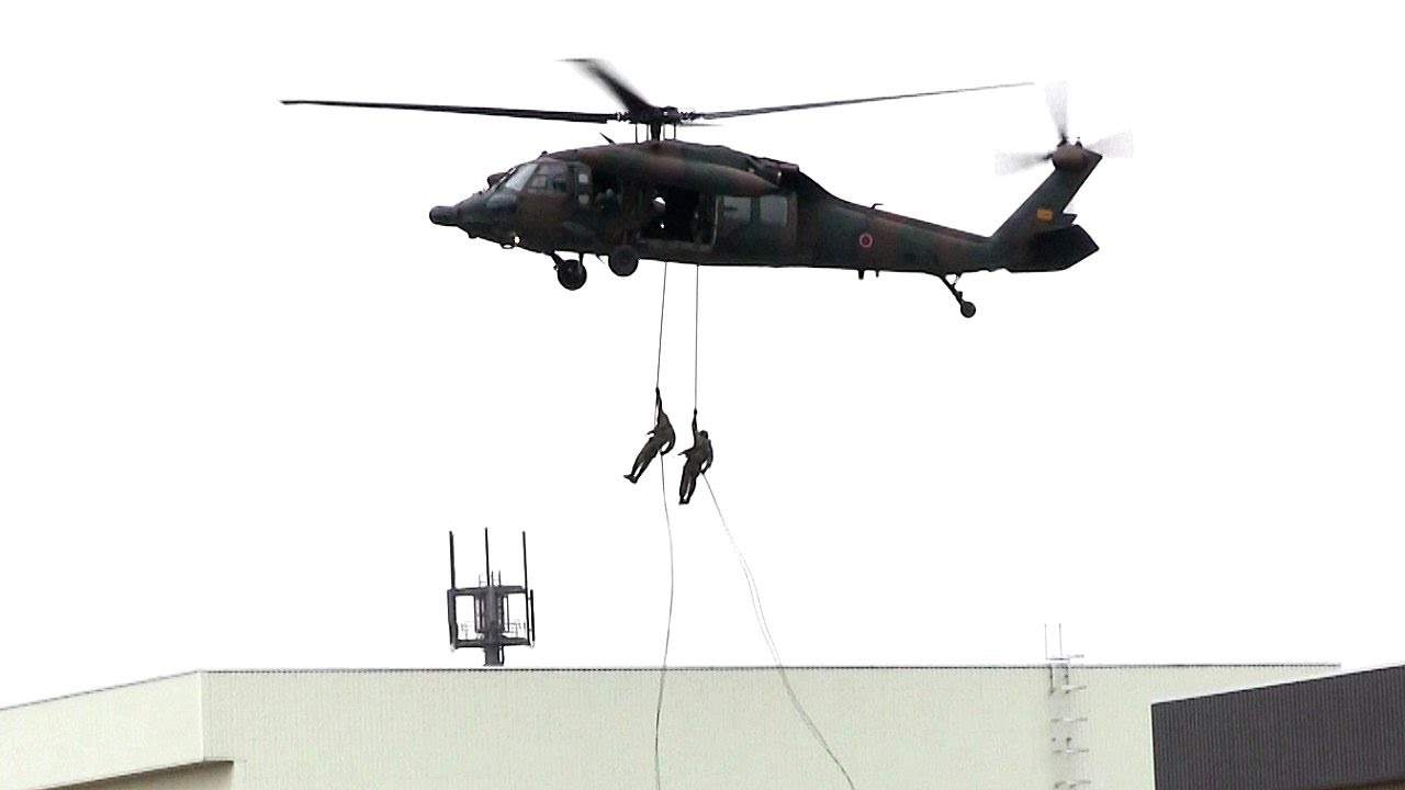 【陸上自衛隊】多用途ヘリコプター UH-60JA 飛龍（ブラックホーク）からラペリング降下するレンジャー隊員 高田駐屯地｜Japan's Black Hawk Helicoptar JGSDF