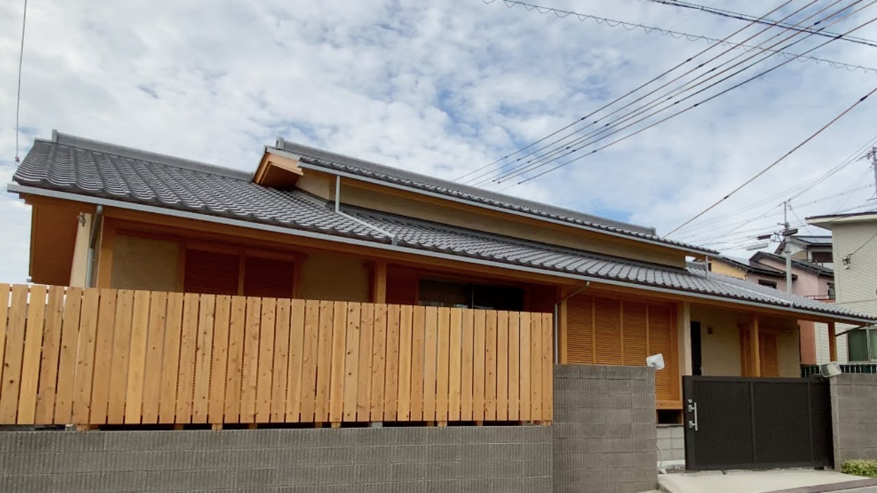 【完成建物】平屋・越屋根と格子雨戸のある佇まい。自然素材だけで夏涼しく冬暖かい温熱環境を実現できるか？