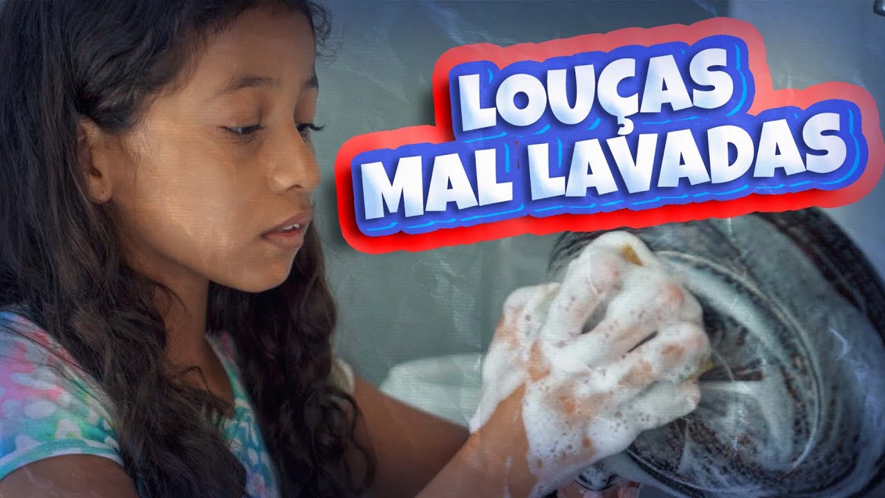 Filha lava louças com preguiça e mãe manda lavar de novo