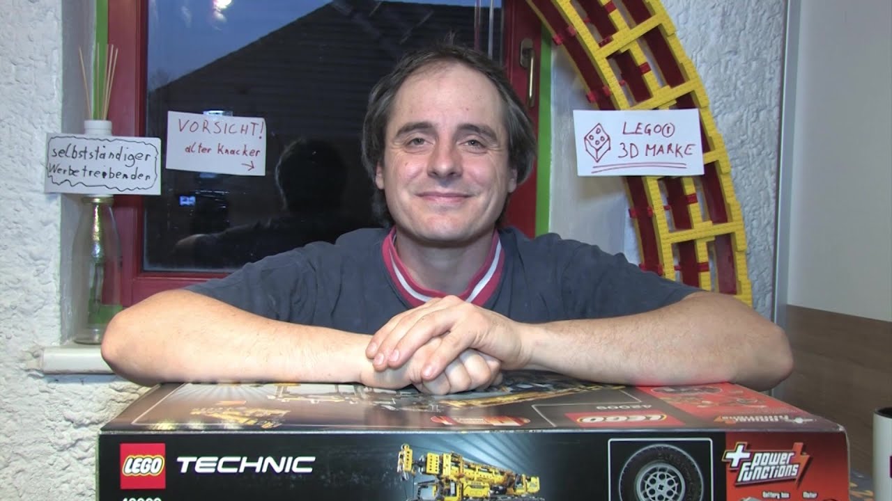 Flipperstein Schmatz zeigt den LEGO&reg; 3001 Stein als Hommage an den ''Held der Steine'' - LY-00002