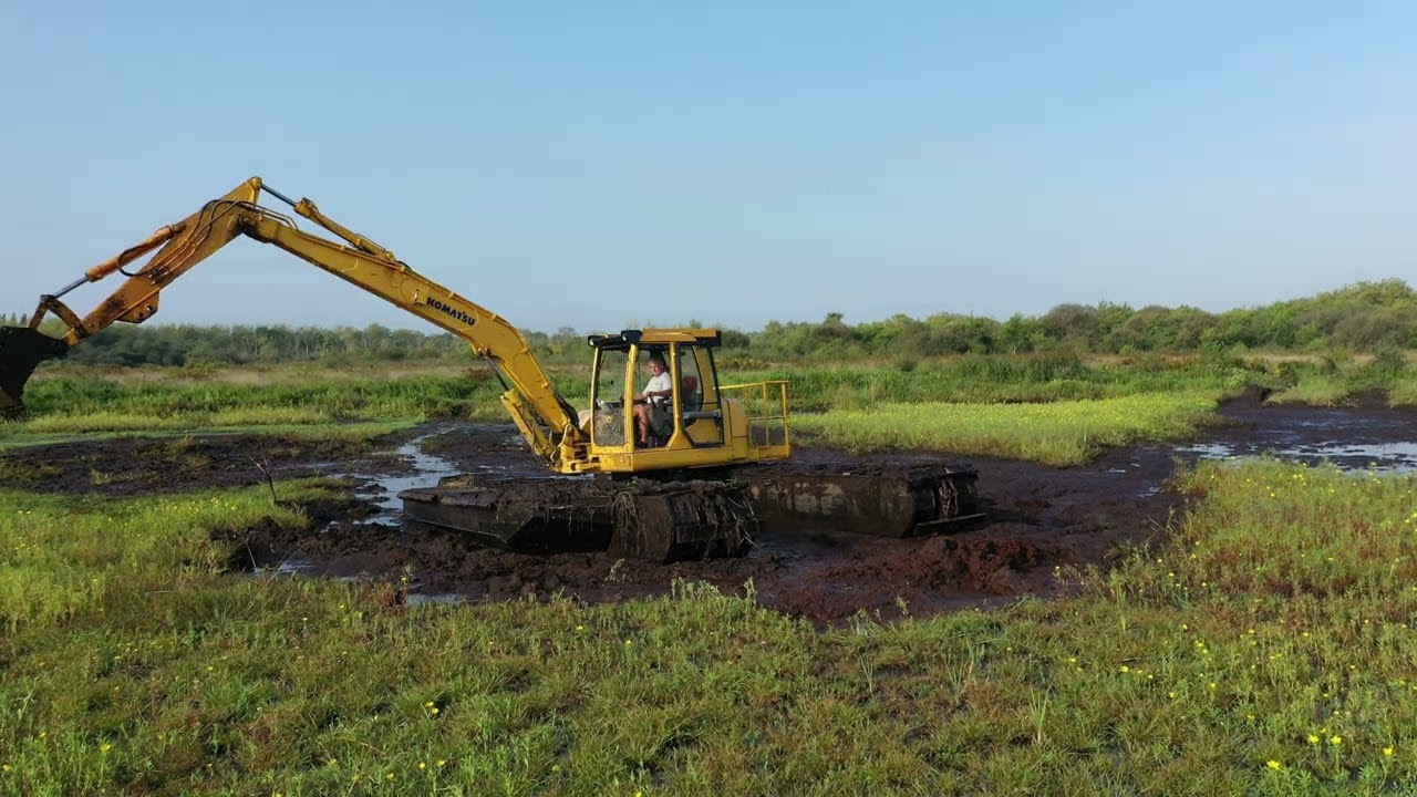 Insane Amphibious excavator France. Pelleteuse amphibie France