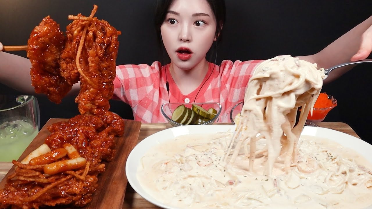 SUB)날치알 가득 꾸덕촉촉 크림파스타에 KFC 신메뉴 떡볶킨 갓양념 치킨 먹방! 꿀조합 리얼사운드 Cream Pasta & Chicken Mukbang Asmr