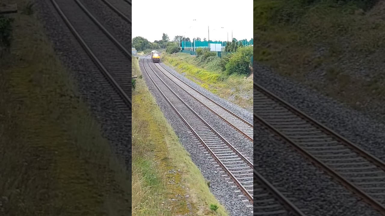 Irish Rail: 071 Class (088) Hauling Railcar 2751 pass Moorefield.