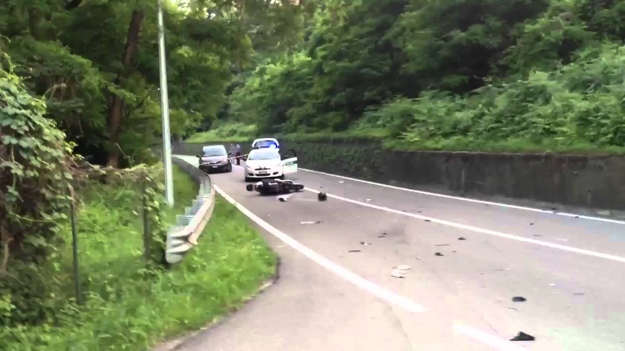Incidente frontale auto moto, grave il centauro