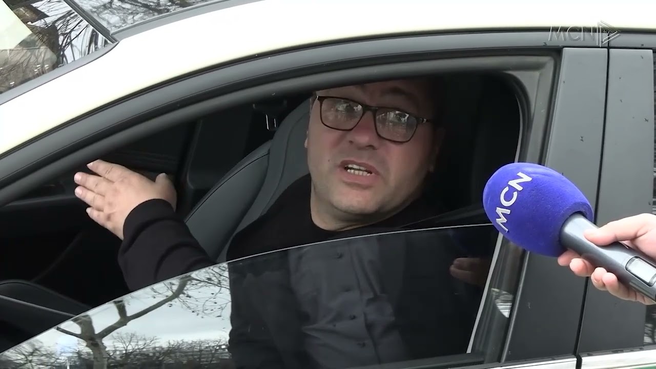 1 vit burg për parkimin dysh / Drejtuesit e mjeteve nuk shqetësohen, vijojnë shkeljet