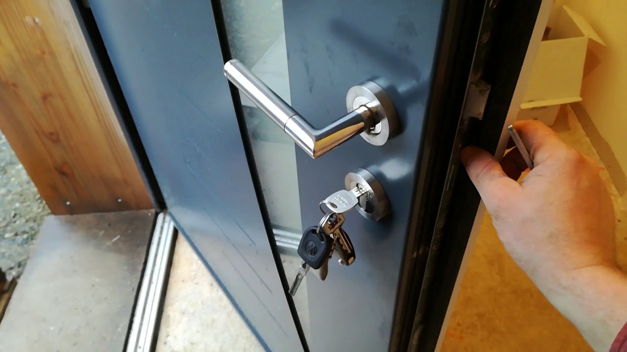 pose menuiserie alu - réglage porte entrée alu